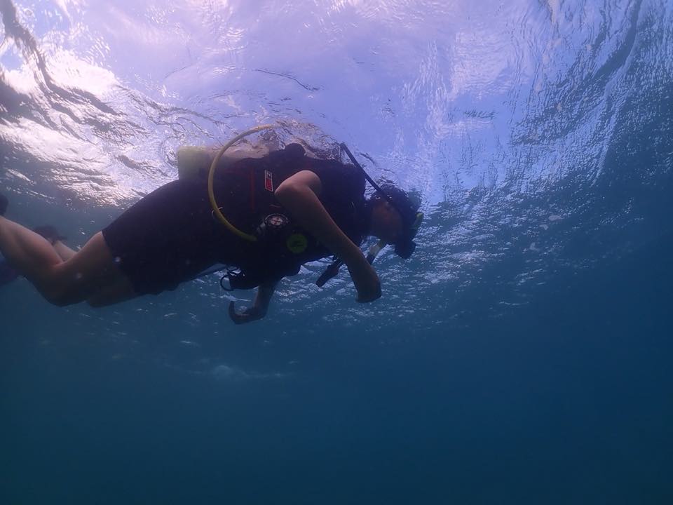 Buceando justo debajo de la superficie en agua azul
